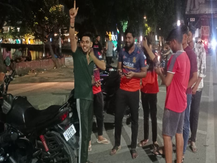 तेलीबांधा तालाब के पास RCB के फैंस ने जश्न मनाया ।