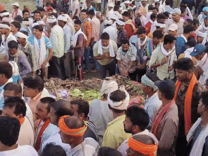 अंतिम संस्कार के समय गांव के लोग एकत्रित रहे।