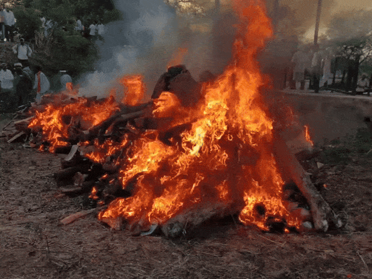 सभी मृतकों का एक ही स्थान पर अंतिम संस्कार किया गया।