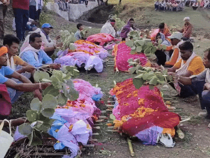 हादसे में एक ही गांव के आठ लोगों की मौत हुई। एकसाथ अर्थी निकाली गई।