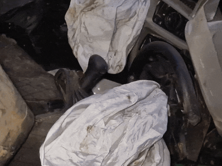 ट्राले की टक्कर के बाद वैन के एयर बैग खुल गए थे। उसके बाद भी उसके परखच्चे उड़ गए।