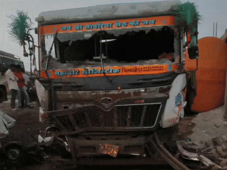 भावपुरा गांव के कल्याणपुरा में ईको वैन को टक्कर मारने वाला ट्राला।