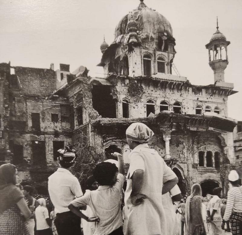 ऑपरेशन ब्लू स्टार के बाद क्षतिग्रस्त अकाल तख्त, जिसे बाद में सिखों ने दोबारा बनवाया।