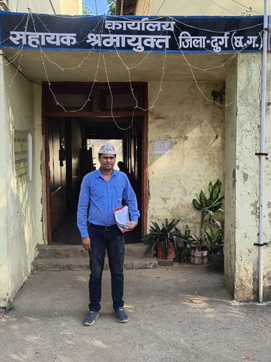 शिकायत करने सहायक श्रम आयुक्त कार्यालय पहुंचा अली हुसैन सिद्दीकी।