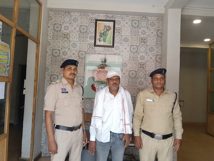 महेंद्र वर्मा पुलिस की गिरफ्त में - Dainik Bhaskar