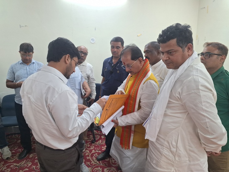 फाइल की जांच करते डिप्टी सीएम।