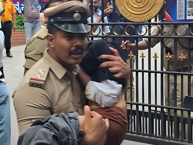 भगदड़ के दौरान एक बच्चा बेहोश हो गया। एक सब इंस्पेक्टर ने उसे उठाया और भीड़ से दूर ले गए।