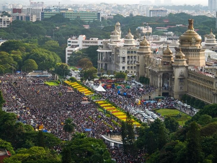 कर्नाटक विधानसभा के बाहर पूरे एरिया में भीड़ जुटी थी। यहां RCB टीम का सम्मान किया गया।