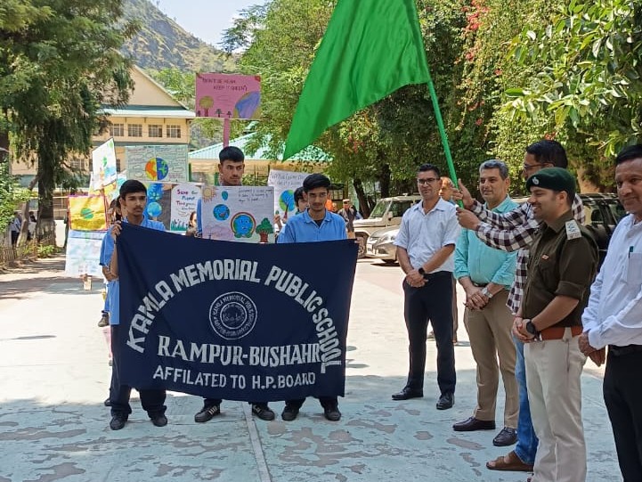 जागरूकता रैली को हरी झंडी देते तहसीलदार।