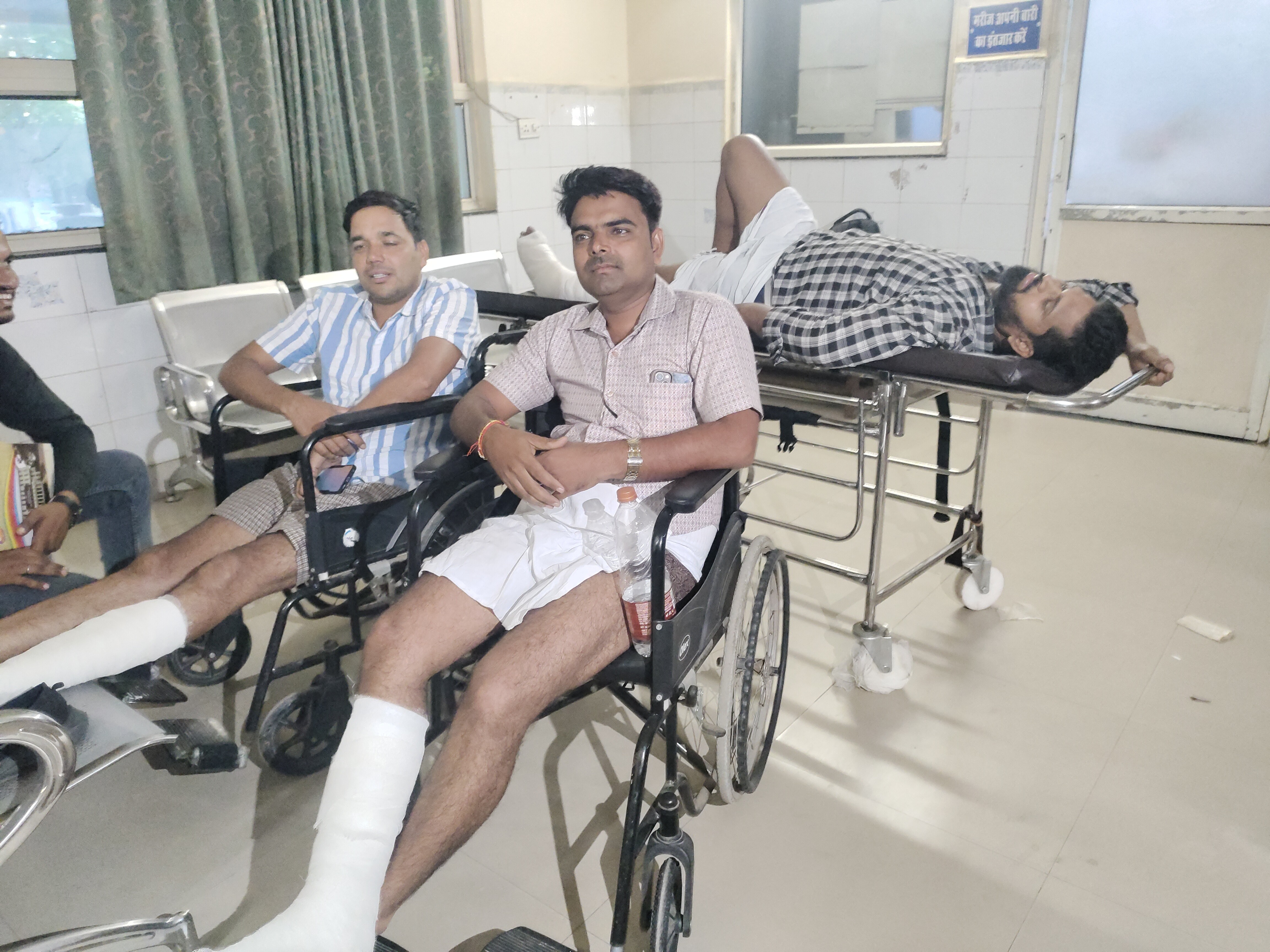 आरोग्यधाम अस्पताल में इलाज करते सभी घायल - Dainik Bhaskar