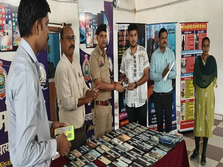 जांजगीर पुलिस ने लोगों को गुम हुए मोबाइल लौटाए।