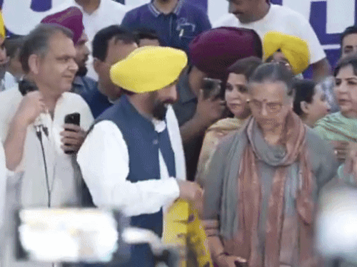 पंजाब के मुख्यमंत्री भगवंत सिंह मान कांग्रेस से आप में शामिल होने वाले नेताओं का सम्मान करते हुए। - Dainik Bhaskar