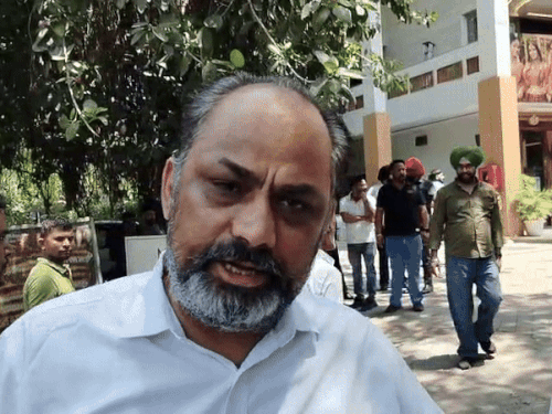 दुकानदार ने निगम की कार्रवाई को गलत बताया।