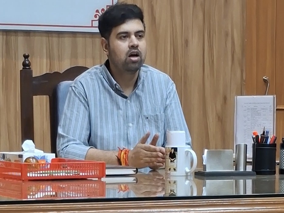 जिलाधिकारी अनुनय झा के निर्देशन में एक सप्ताह तक सभी विकास खंडों और नगरीय निकाय मुख्यालयों पर कैंप लगेंगे। - Dainik Bhaskar