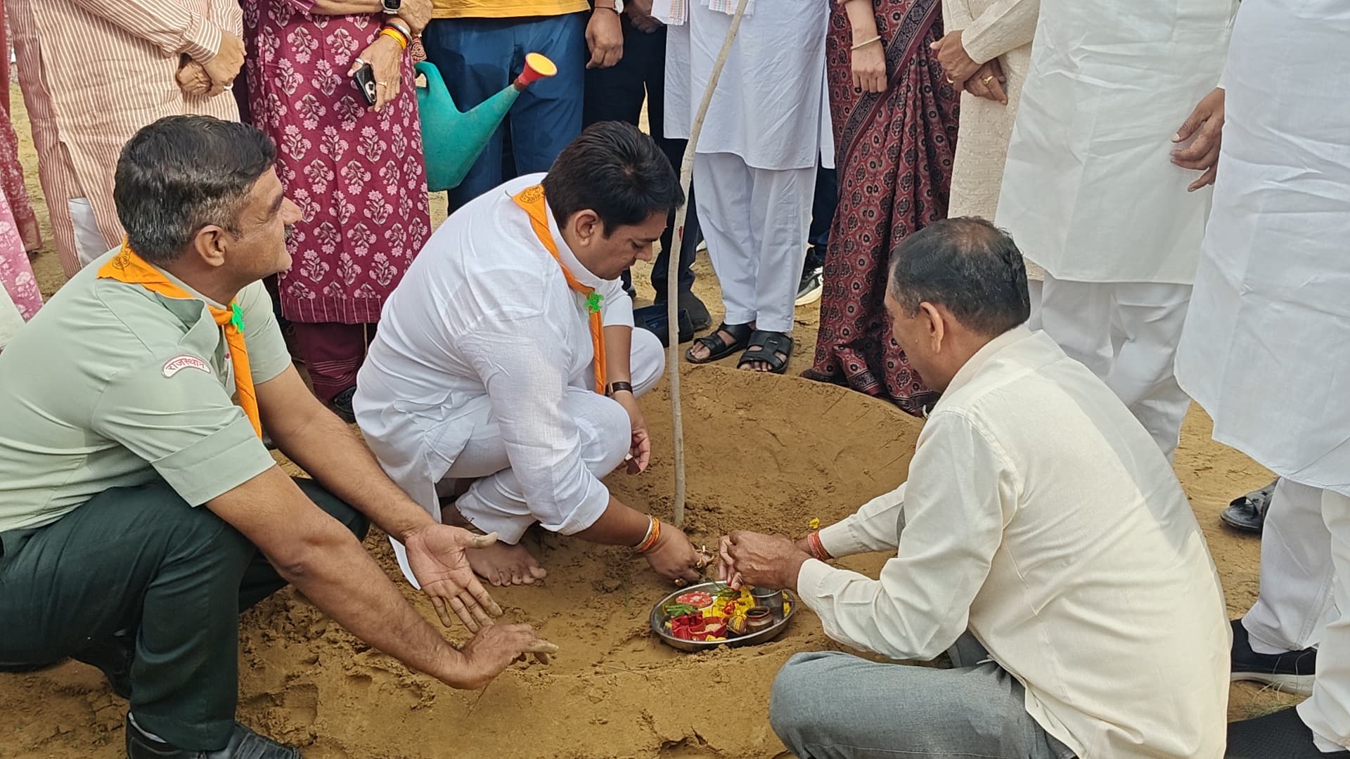 प्रभारी मंत्री और प्रभारी सचिव ने किया पौधारोपण