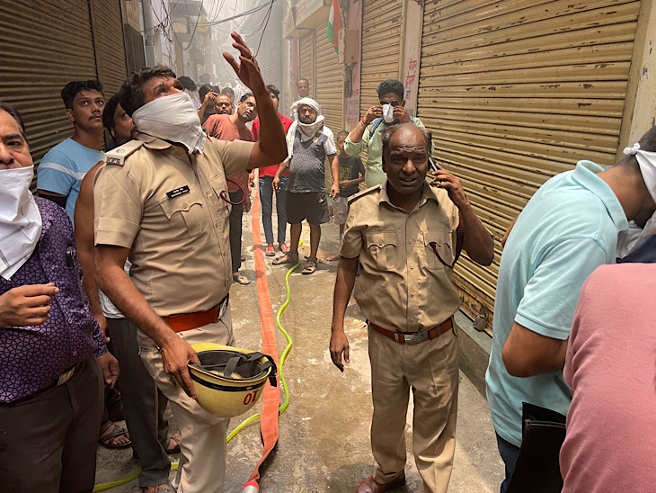 सूचना के करीब 1 घंटे बाद अग्निशमन विभाग की गाड़ी मौके पर पहुंची और आग पर कड़ी मशक्कत कर काबू पाया गया।