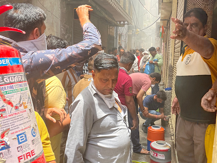 आग लगने के बाद बाजार में हड़कंप मच गया। बिल्डिंग के आसपास की दुकानों को बंद करवाया गया।