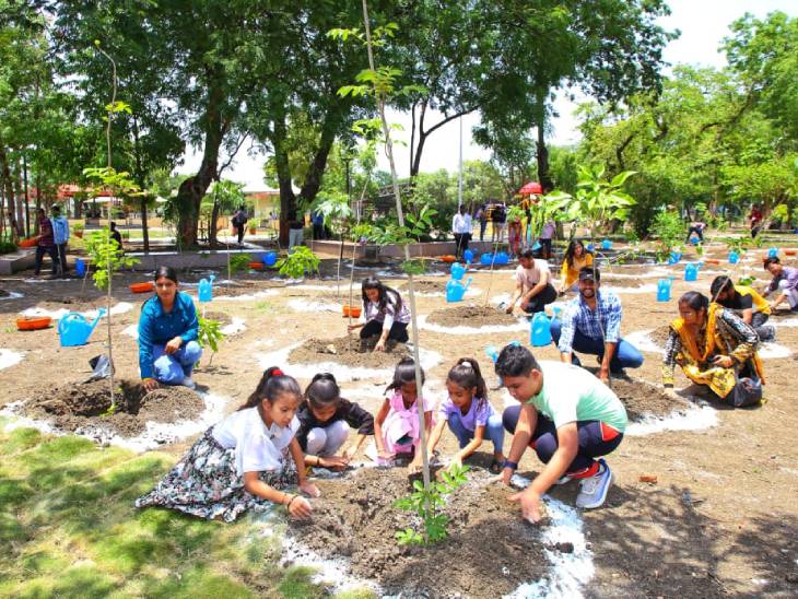 नेहरू पार्क में पौधारोपण करते हुए बच्चे।