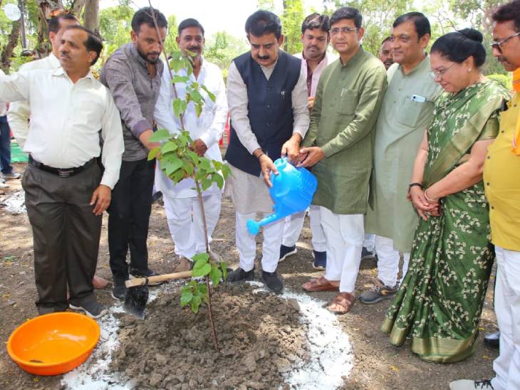 पौधारोपण करते हुए सांसद शंकर लालवानी, महापौर पुष्यमित्र भार्गव व अन्य।