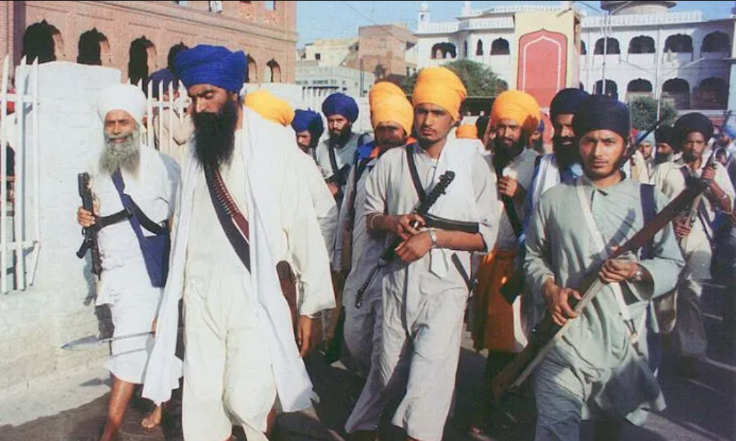 ऑपरेशन ब्लू स्टार के पहले अपने लड़ाकों के साथ भिंडरांवाले की एक तस्वीर।