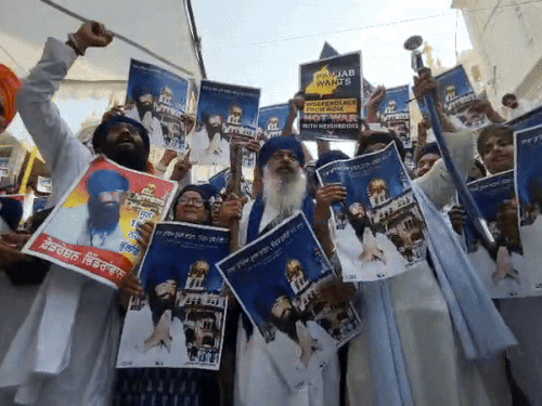 लोगों ने हाथ में जरनैल सिंह भिंडरांवाला के पोस्टर लेकर खालिस्तान जिंदाबाद के नारे लगाए।