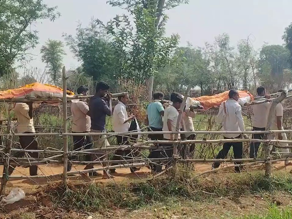4 members of a family died in a road accident