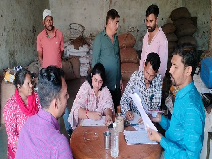 गुटखा फैक्ट्री के अंदर कार्रवाई करते अधिकारी। - Dainik Bhaskar