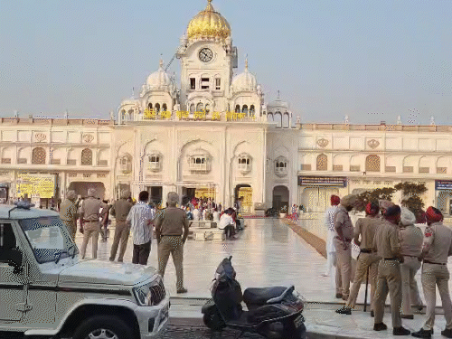 गोल्डन टेंपल के बाहर तैनात पुलिस।