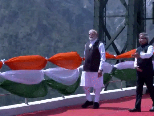पीएम मोदी ने रेलवे अफसरों से चिनाब आर्च ब्रिज की जानकारी ली।