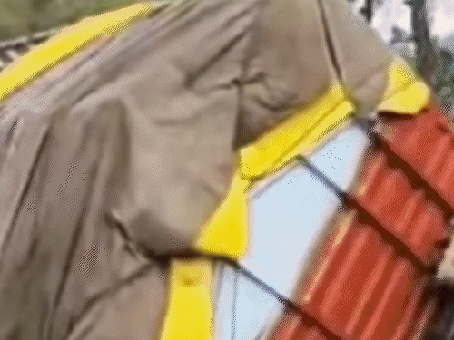 सोलन के शमलेच में ट्रोला पलटने से क्षतिग्रस्त दोनों गाड़ियां