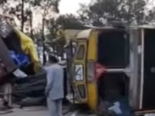 शमलेच में ट्रोला पलटने से क्षतिग्रस्त दोनों गाड़ियां