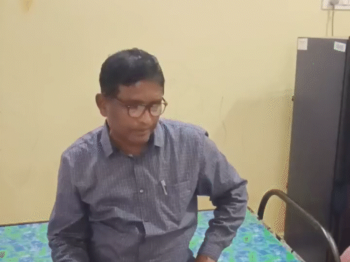 कोंडागांव में रिश्वत लेते नायब तहसीलदार दिनेश सिंह ठाकुर गिरफ्तार - Dainik Bhaskar