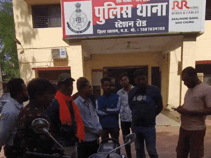 थाने के बाहर खड़े युवक के परिजन।