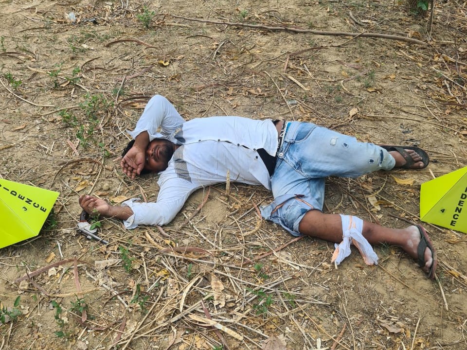 पुलिस से मुठभेड़ में एक आरोपी के पैर में गोली लगी है। - Dainik Bhaskar