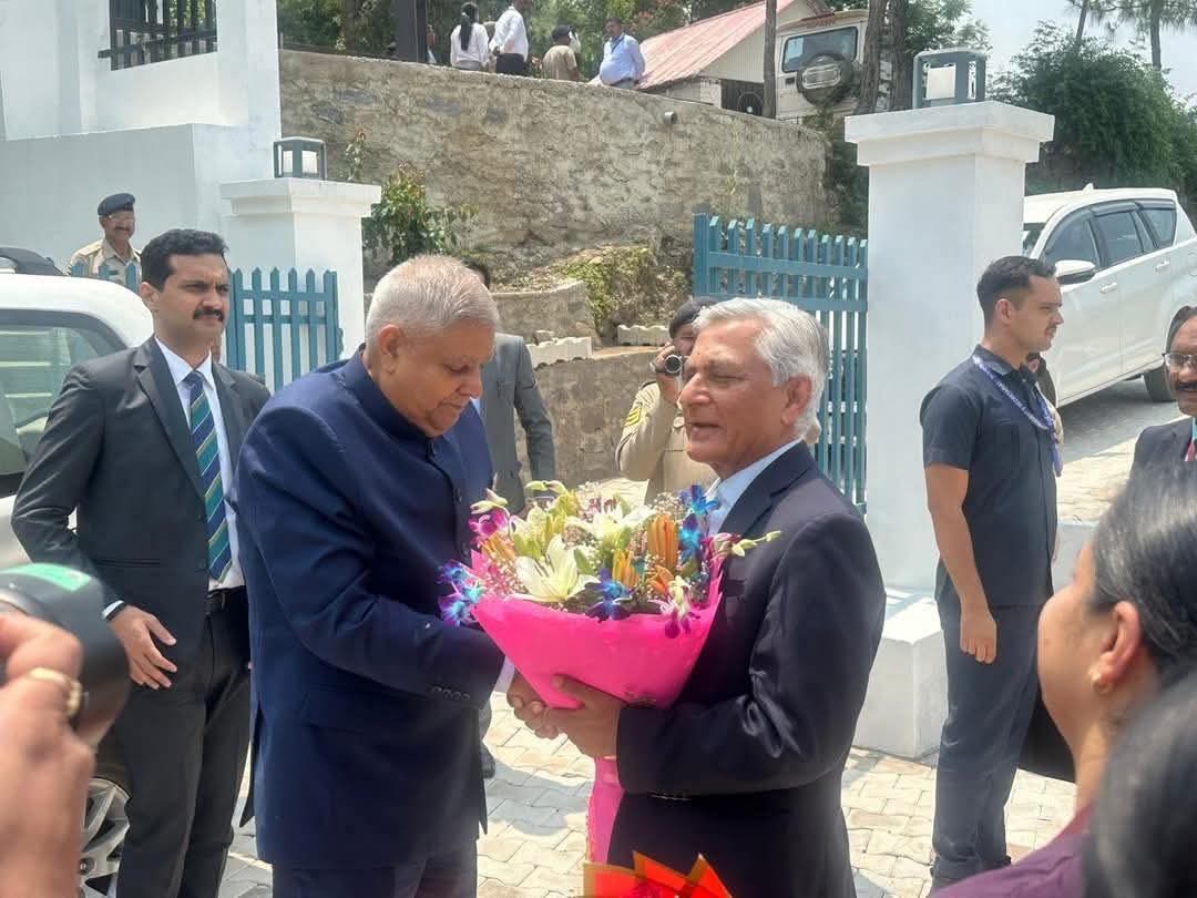 पूर्व सीजेआई टीएस ठाकुर उप राष्ट्रपति का स्वागत करते हुए