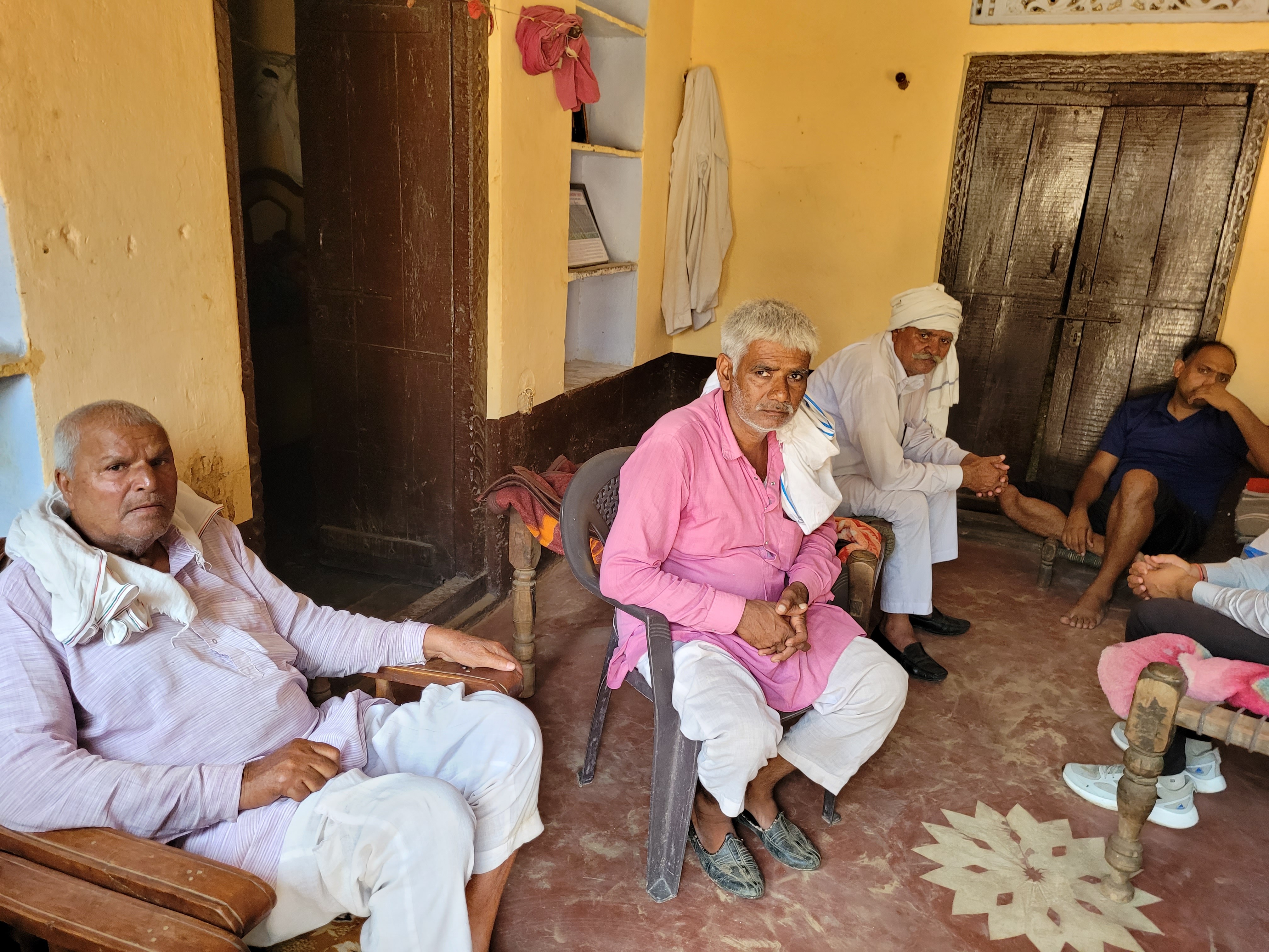 The family is upset in the house of the young Ashok. Father Ramkumar (pink kurta) is waiting for his son to return home.