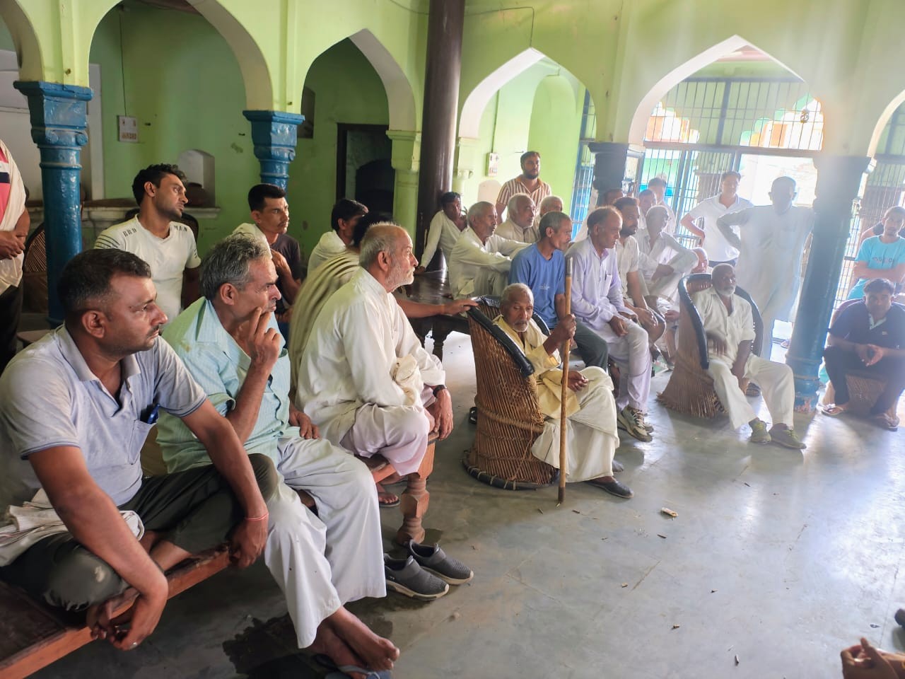 हांसी में पुलिस के अभियान के दौरान मौजूद ग्रामीण।