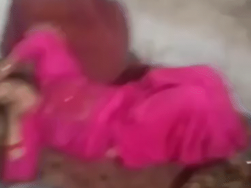 हिमाचलमध्ये महिलेला बेड्यांत बांधले: साखळीला कुलूप लावले; बेदम मारहाण, शरीरावर जखमा, शेजाऱ्याने पोलिसांना बोलावले कारसोगमध्ये पतीने मारहाण केल्यानंतर एका महिलेला लोखंडी साखळ्यांनी बांधण्यात आले.