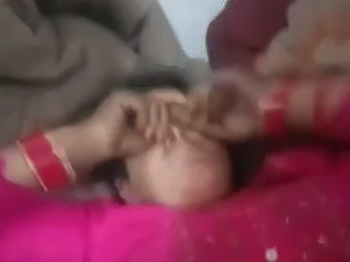 हिमाचलमध्ये महिलेला बेड्यांत बांधले: साखळीला कुलूप लावले; बेदम मारहाण, शरीरावर जखमा, शेजाऱ्याने पोलिसांना बोलावले कारसोगच्या माजहास गावात चरण दास यांना मारहाण झाल्यानंतर रडणारी एक महिला