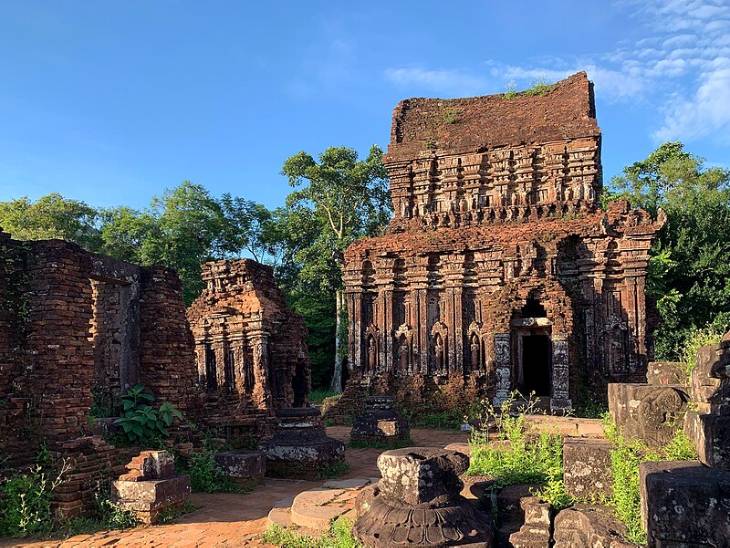 मध्य वियतनाम में स्थित शिवजी को समर्पित करीब 1500 वर्ष पुराने ‘माय सन' मंदिर के अवशेष। - Dainik Bhaskar