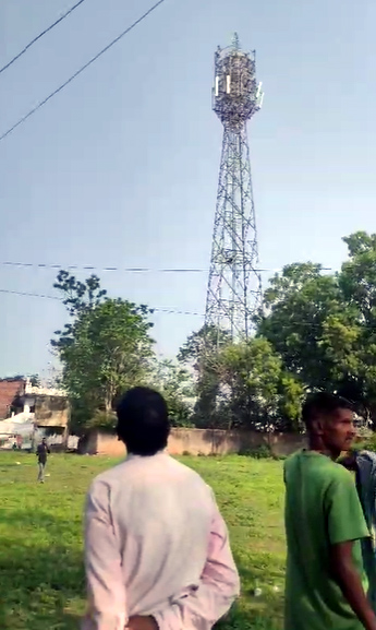 young man climbed a mobile tower and did a high voltage drama | मोबाइल ...
