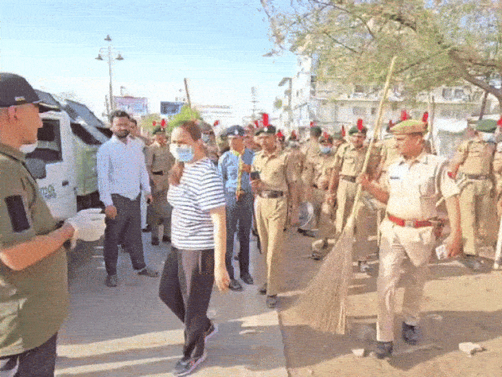 तीन टीामें ने करीब चार घंटे चलाया सफाई अभियान।