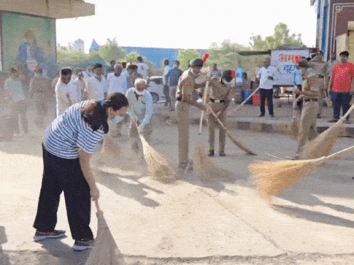 कलेक्टर ने नवो बाड़मेर अभियान के तहत चलाया सफाई अभियान।