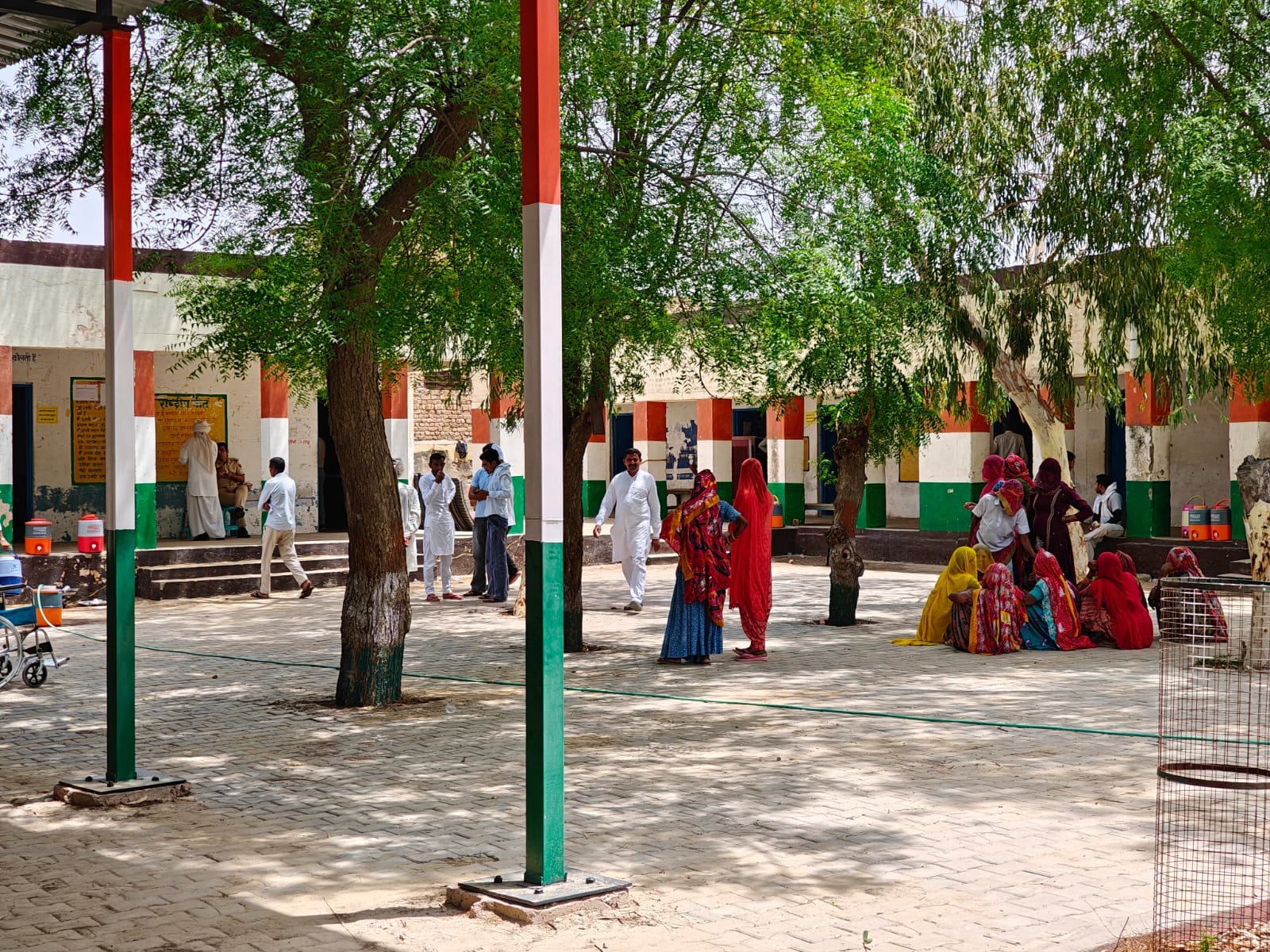 मतदान केंद्र पर मौजूद मतदाता।