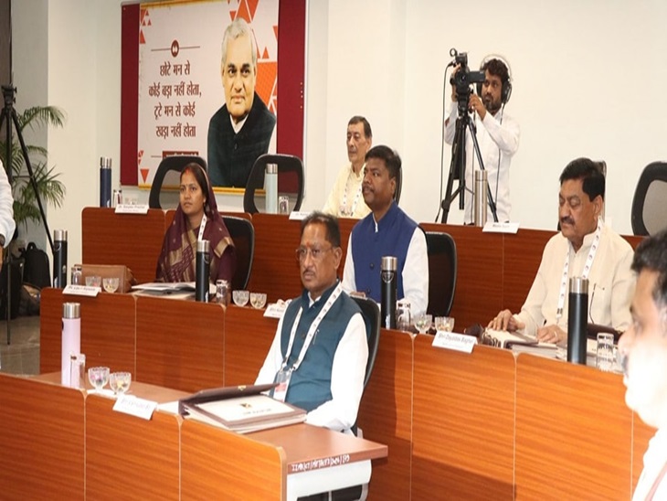 Raipur Chhattisgarh Chintan Shivir in IIM Government ministers taking training for public work Government Prime Minister Narendra Modi's advisor Sanjeev Sanyal