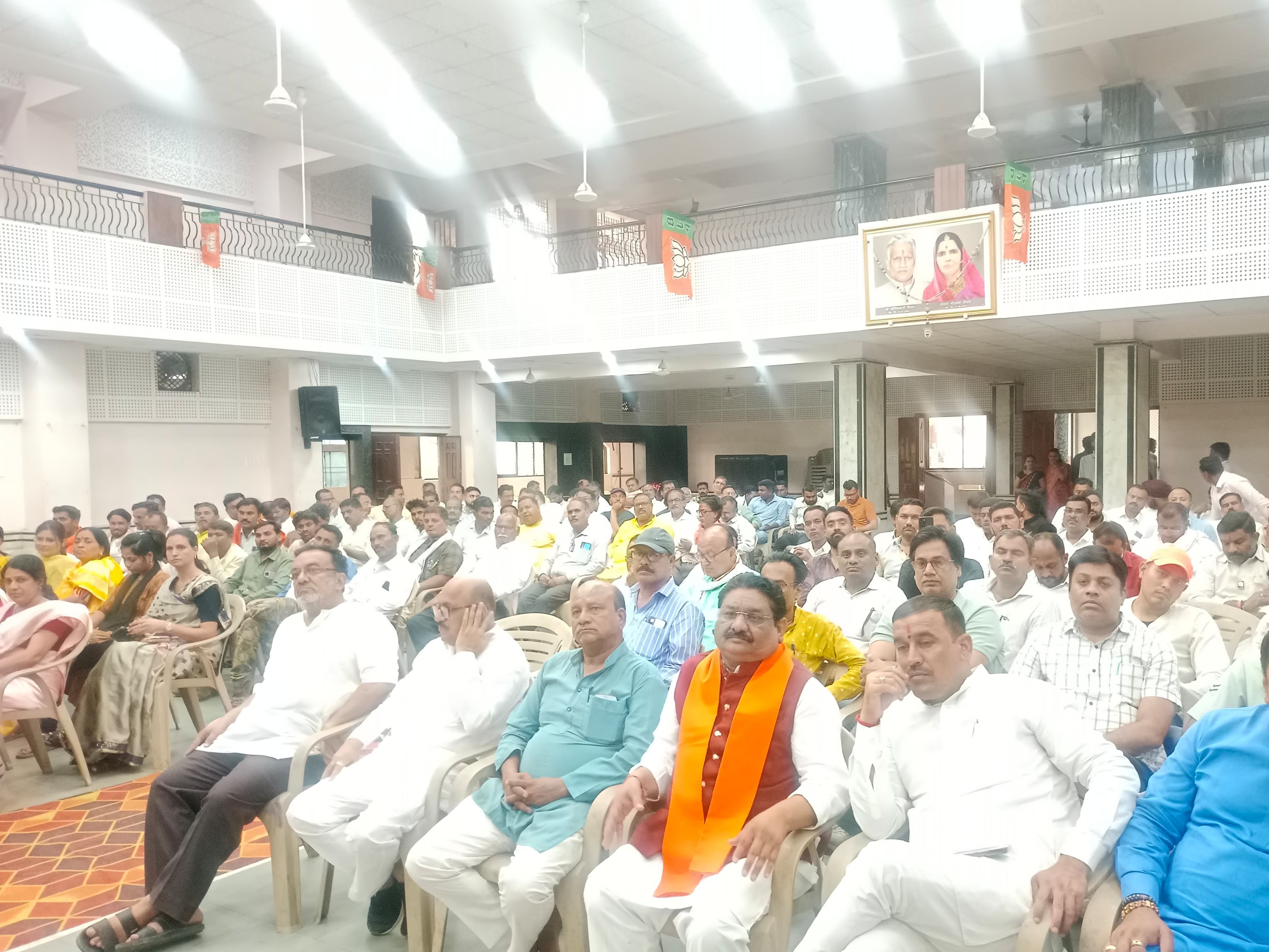 कार्यशाला में शामिल पार्टी कार्यकर्ता।