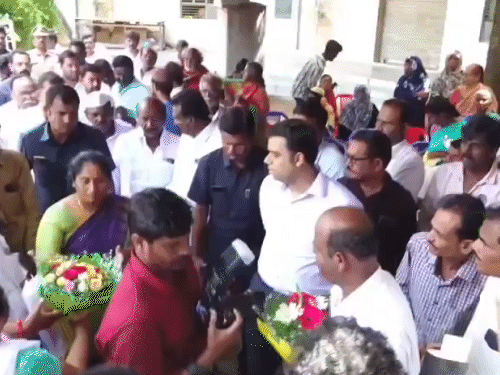 The video throwing a bouquet of minister Savita S is going viral on social media. - Dainik Bhaskar