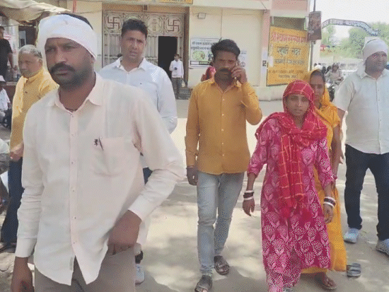 रक्षम के पिता, मां और नानी पुलिस टीम के साथ। सूचना मिलते ही रक्षम के पिता भी वहं पहुंच गए थे।