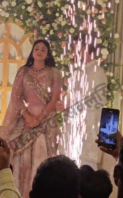 रिंग सेरेमनी दरम्यान हॉटेलमध्ये आतषबाजीचे आयोजन करण्यात आले होते.