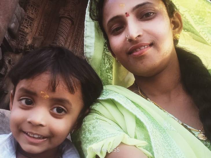 मां ललिता के साथ मासूम रक्षम।